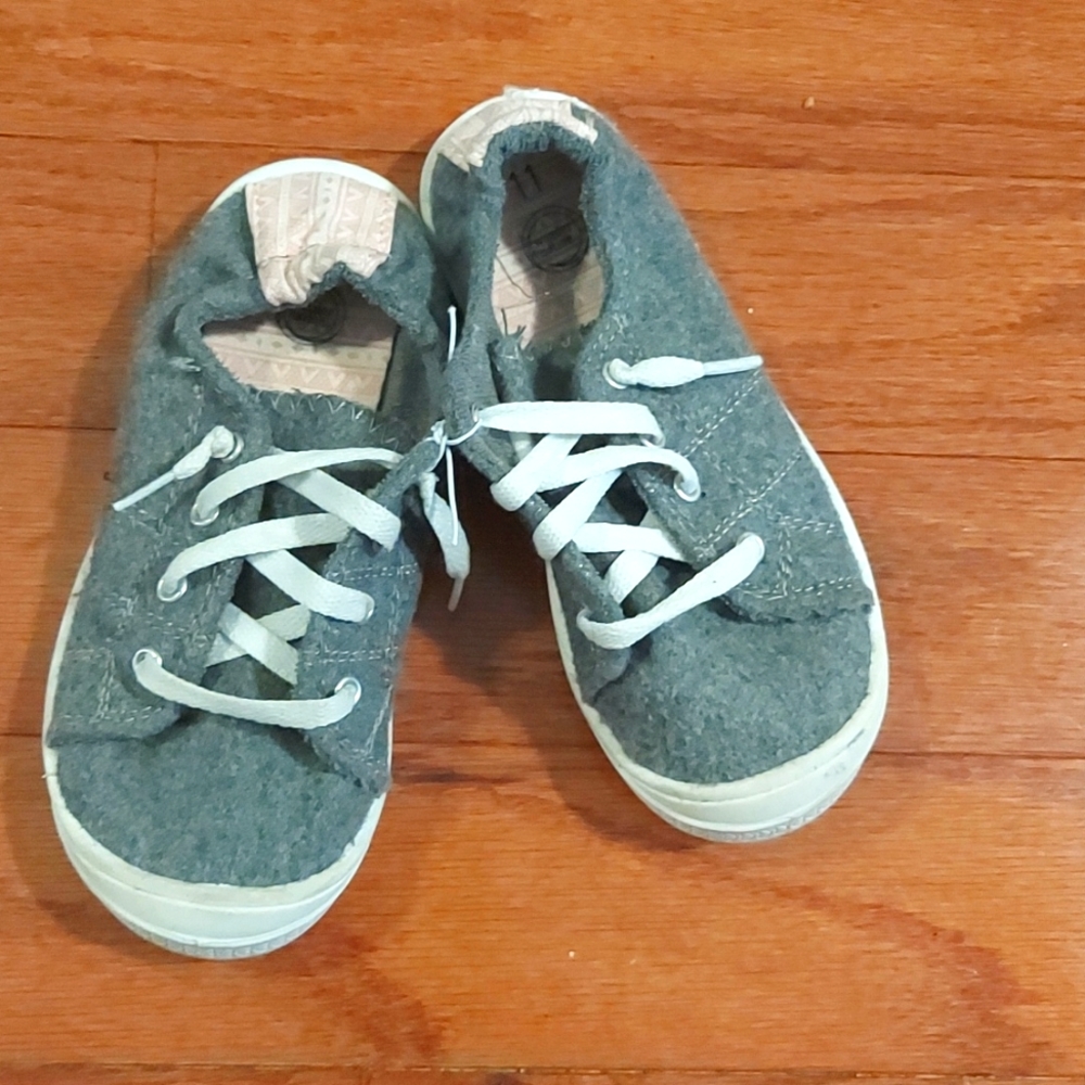 Girls No Tie Sneakers Size 11